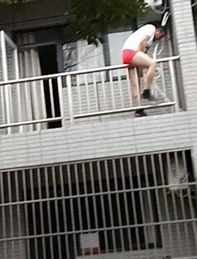 男子散步时拍到一裸男从自家阳台爬出
