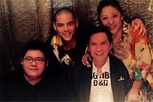 向华强晒早年温馨家庭照 向太优雅靓丽笑容甜(图)