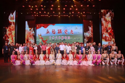 “首都文化月”北京市文联文艺志愿服务团和田行启动_fororder_3