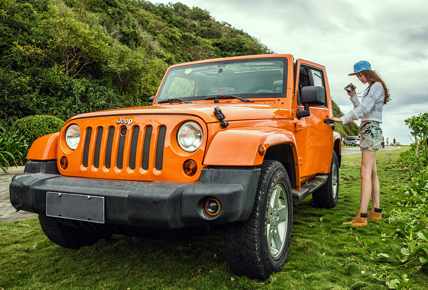 陈露驾越野车海边拍写真 集野性优雅于一身