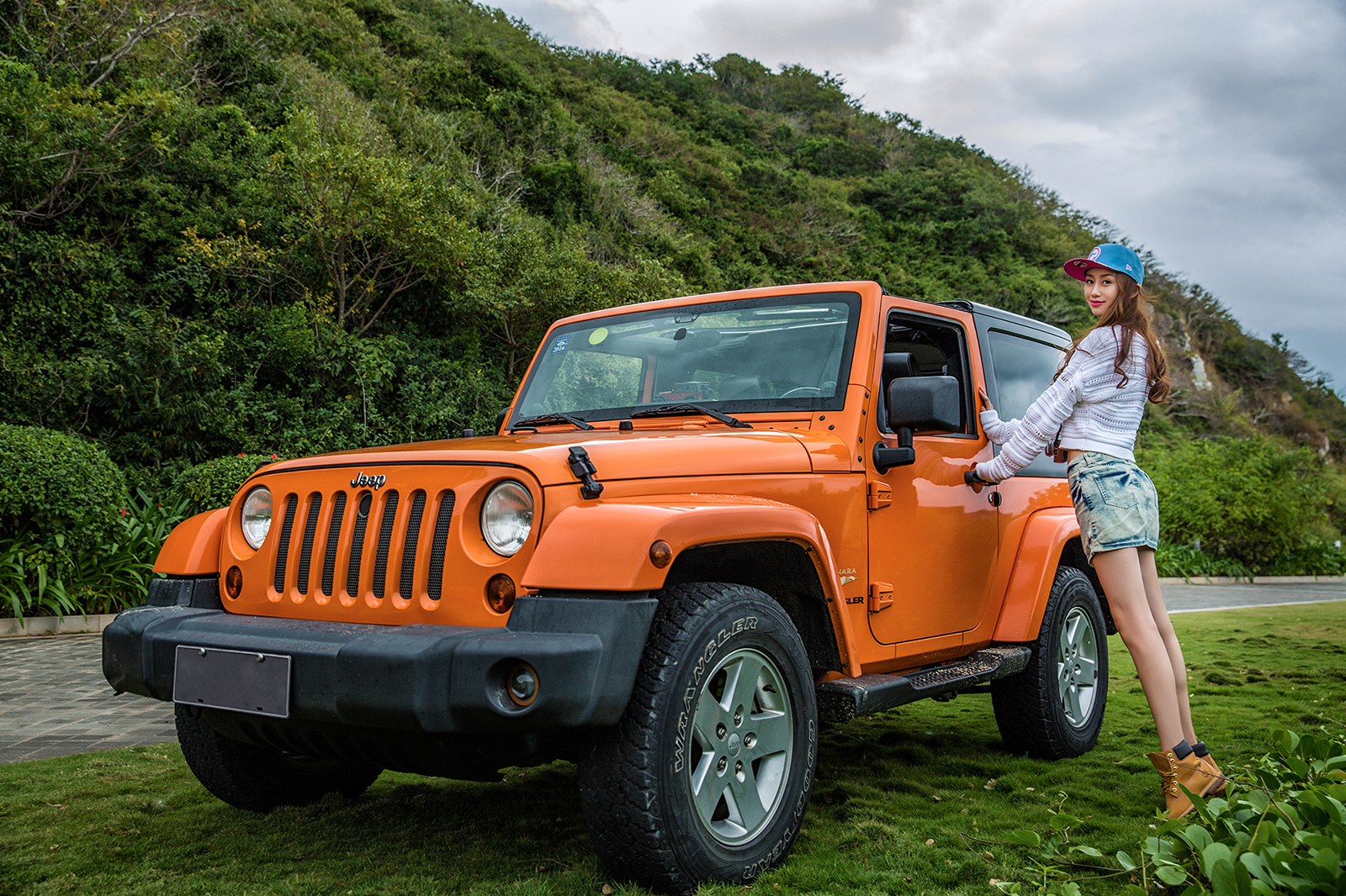 陈露驾越野车海边拍写真 集野性优雅于一身