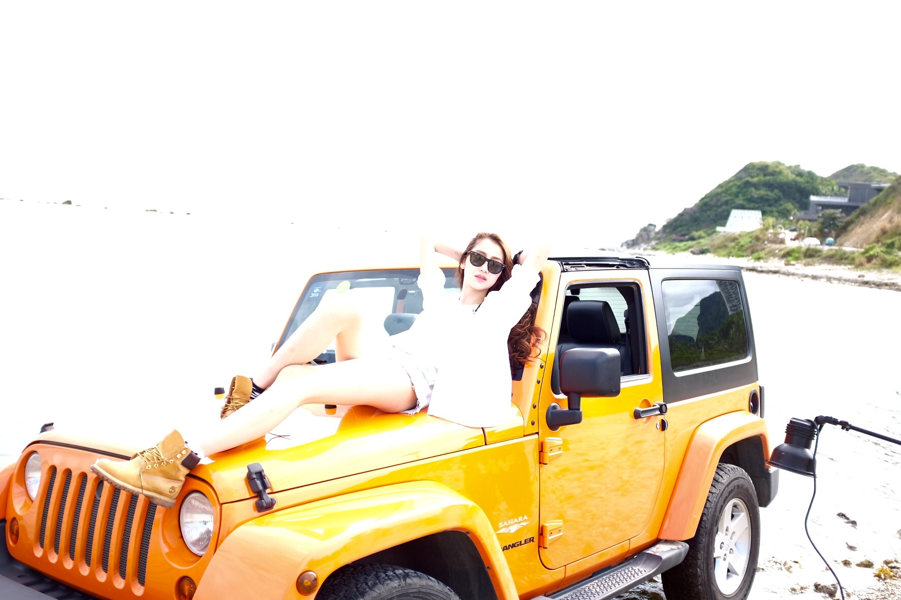 陈露驾越野车海边拍写真 集野性优雅于一身