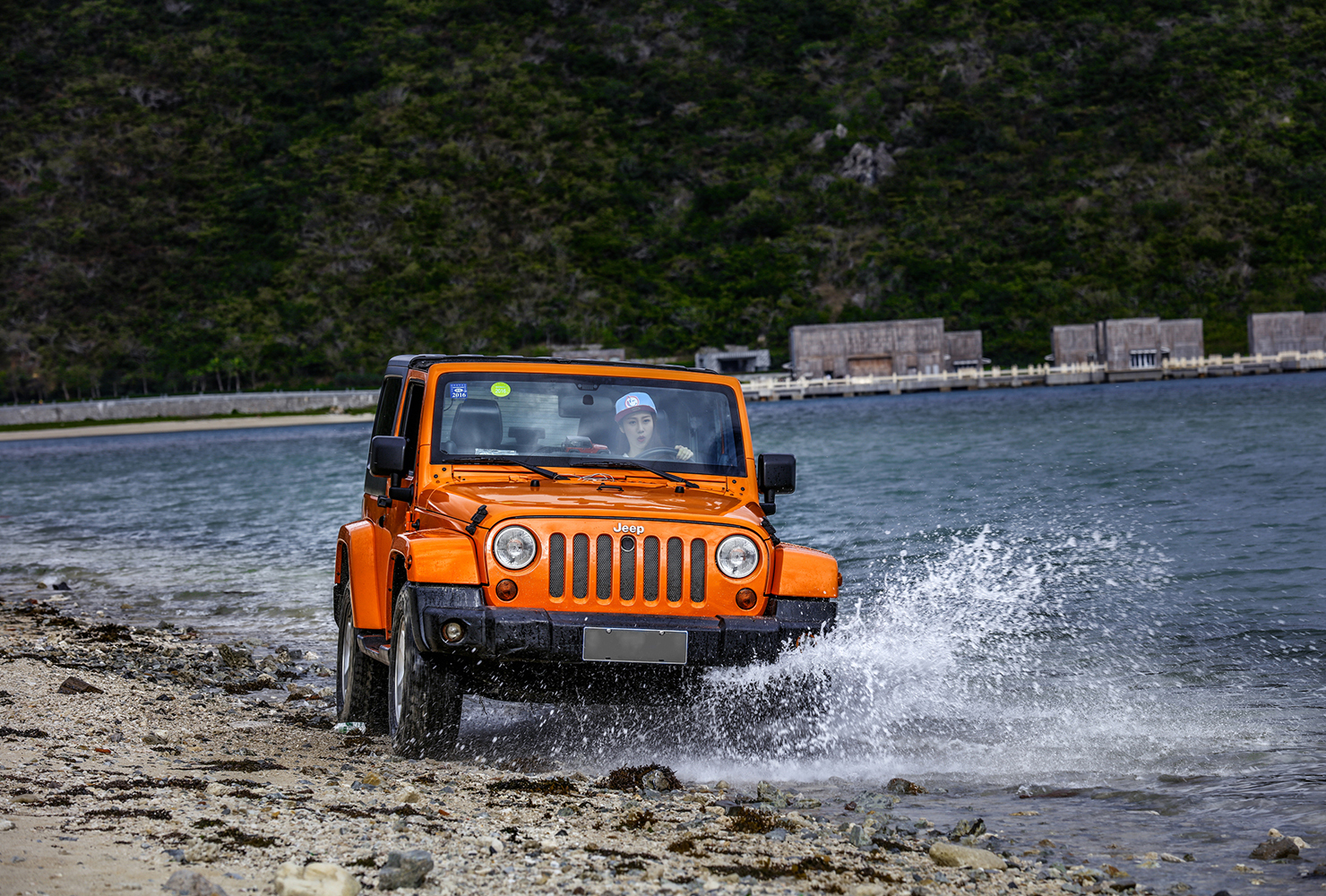 陈露驾越野车海边拍写真 集野性优雅于一身