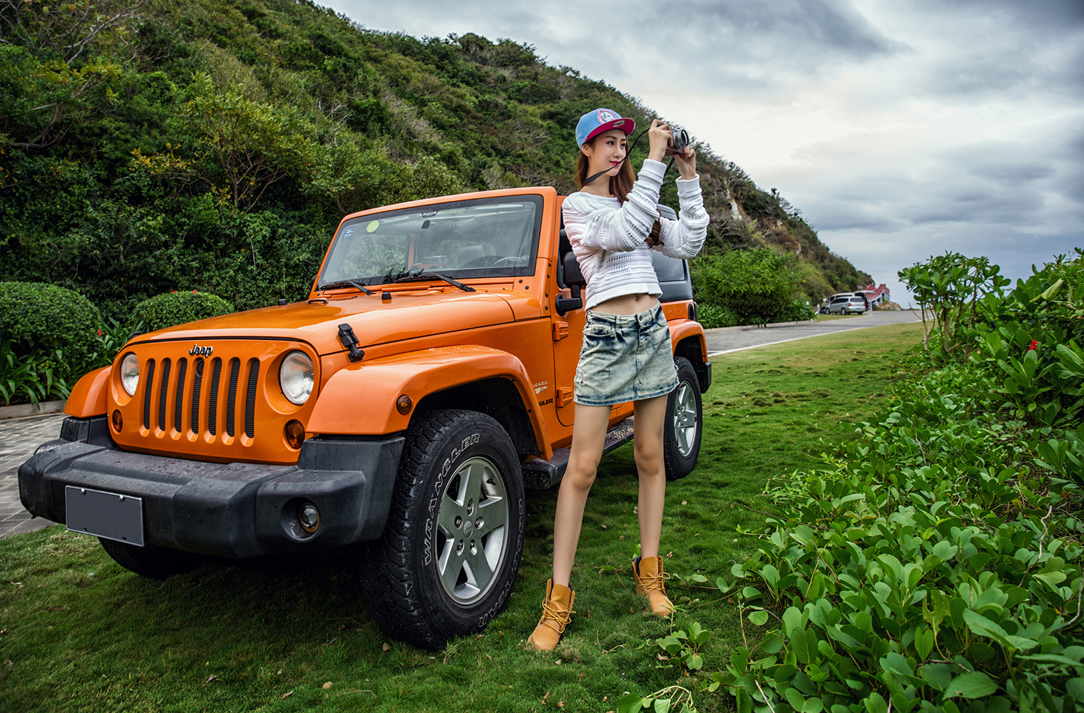 陈露驾越野车海边拍写真 集野性优雅于一身