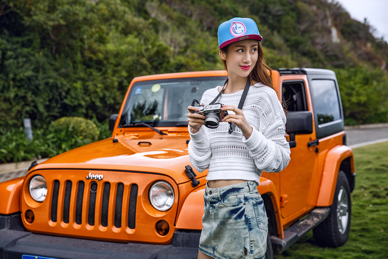 陈露驾越野车海边拍写真 集野性优雅于一身