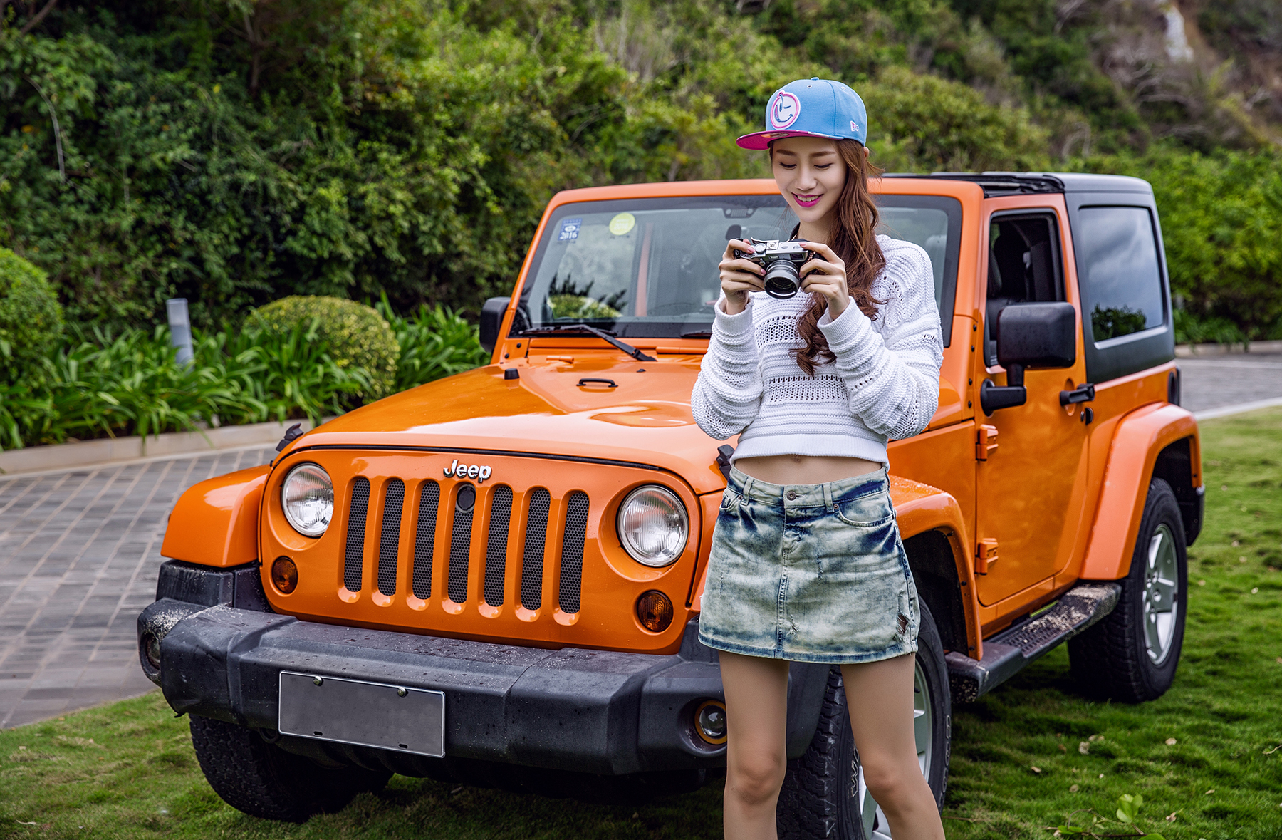 陈露驾越野车海边拍写真 集野性优雅于一身