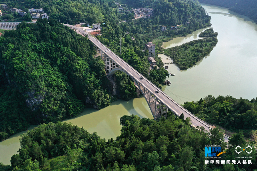 【城市远洋】重庆黔江：峡谷架桥变通途