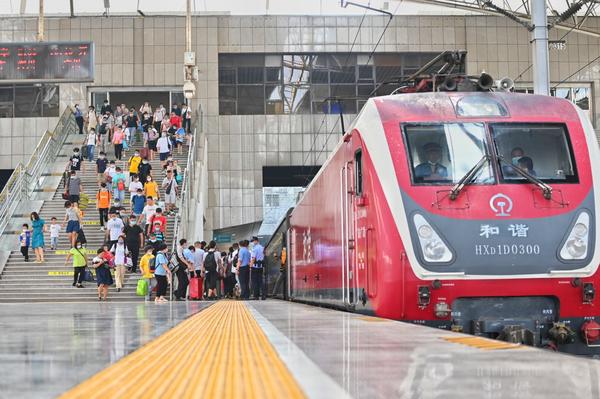 郑州铁路设备抢修加紧进行 运输秩序正逐步恢复正常
