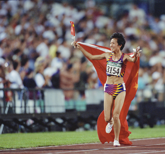 Ngayong araw sa kasaysayan: Nasungkit ni Wang Junxia ang unang medalyang ginto ng Tsina 5000 meter race sa Olympic Games_fororder_20210728WangJunxia4550