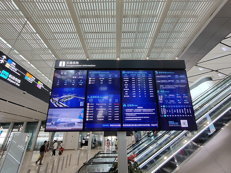 成都天府国际机场投运“ 满月” 多元化交通接驳方式让市民出行更畅通_fororder_机场交通换乘电子显示屏--摄影-申巧巧
