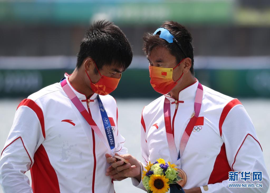 男子赛艇双人双桨：中国组合刘治宇/张亮获得铜牌