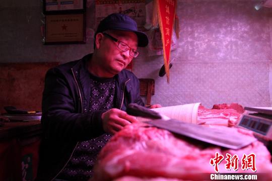 西安“卖肉诗人”：诗词带来喧嚣中的宁静