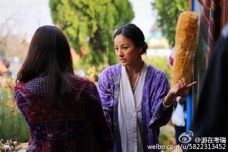 組圖：李孝利濟州島逛地攤 穿著民族風素顏自然