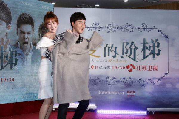 张睿曝与张檬尴尬吻戏：嘴里都是发胶味