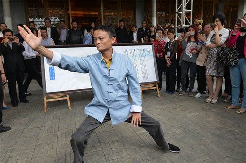 资料图片:2013年5月马云在太极禅院打太极