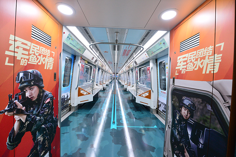 （首例附链接）“铸魂强军号”主题列车亮相成都地铁6号线_fororder_“铸魂强军号”主题列车亮相成都地铁6号线-供图--成都轨道交通集团-(1)