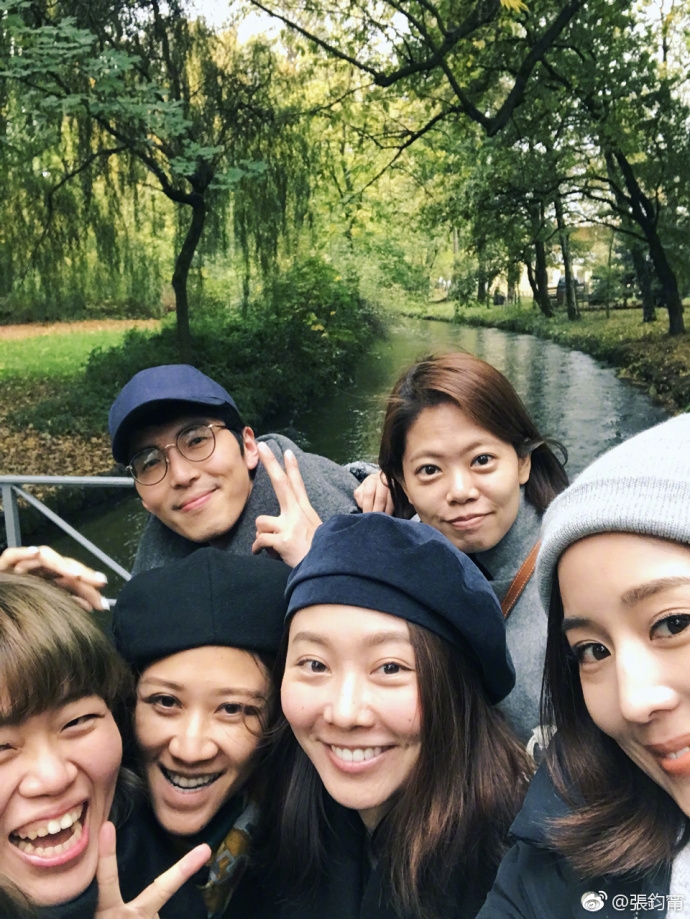 张钧甯与友人合影 标签