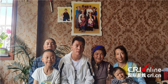 （雪域新顏）西藏放牛娃的春天_fororder_15.藏曆十五，達次的爸爸媽媽從牧區到拉薩朝佛，拍下了全家福。
