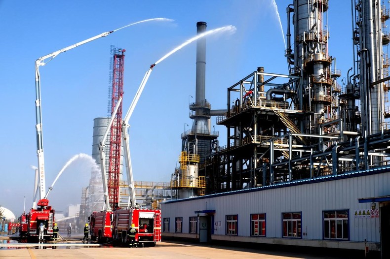 遼寧消防舉行石油化工跨區域滅火救援實戰演練