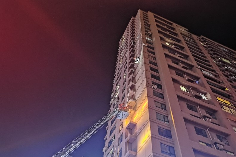 遼陽消防員成功營救50米高空被困工人