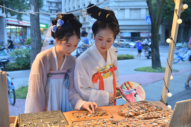 今年七夕 到成都锦江1.314爱情专线体验浪漫_fororder_汉服爱好者-供图-百年春熙