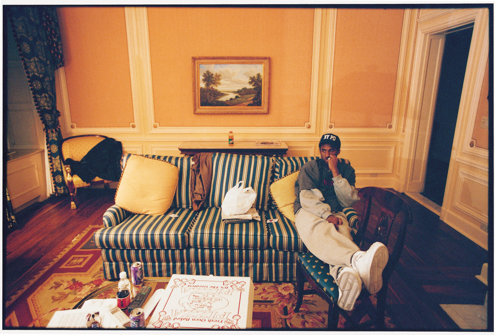 2002年,科比夺冠后在更衣室庆祝.