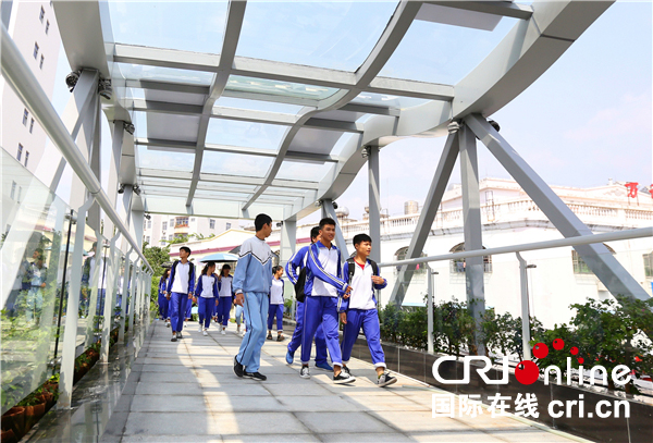 圖片默認標題_fororder_人行天橋的通行為附近學生帶來了便利和安全保障.JPG
