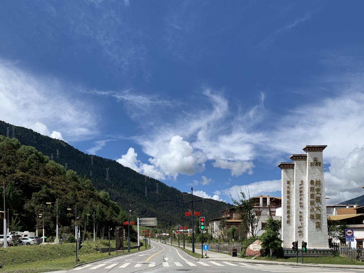 【石榴花开 籽籽同心】西藏林芝鲁朗:"一个美得让人不想家的地方"