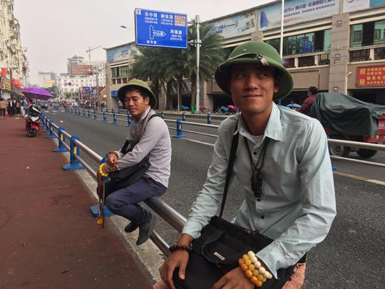 每天数千越南人往返广西东兴市跨国打工