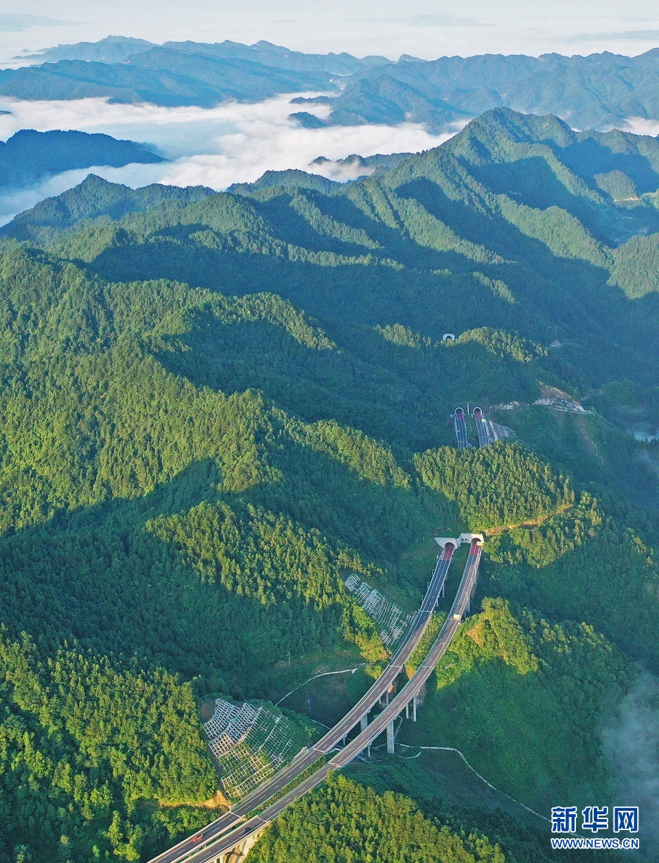 “玉带”绕青山 助力振兴梦