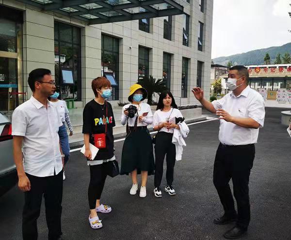 图片默认标题_fororder_利州区人大代表张建波（右一）介绍医院为群众服务的内容