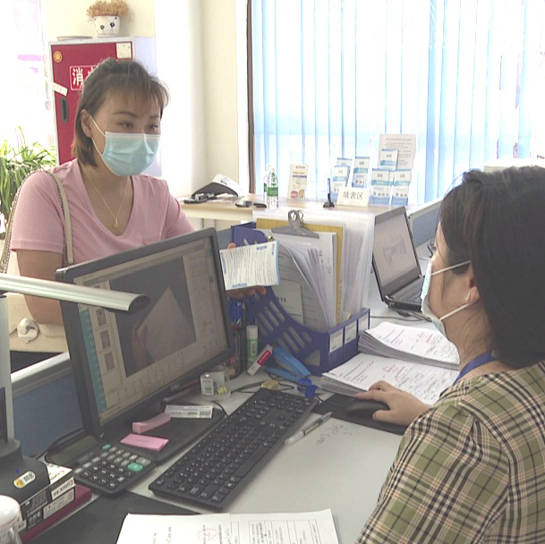 成都邛崃深入开展“我为群众办实事”活动 启用首批医保服务站_fororder_群众在医保服务站（点）咨询办理医保业务-供图-邛崃市委宣传部
