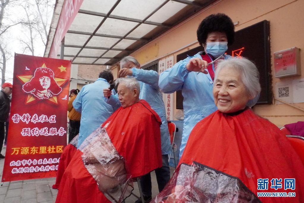 奮鬥百年路 啟航新征程·中國共産黨人的精神譜係｜做一顆永不生銹的螺絲釘——雷鋒精神述評