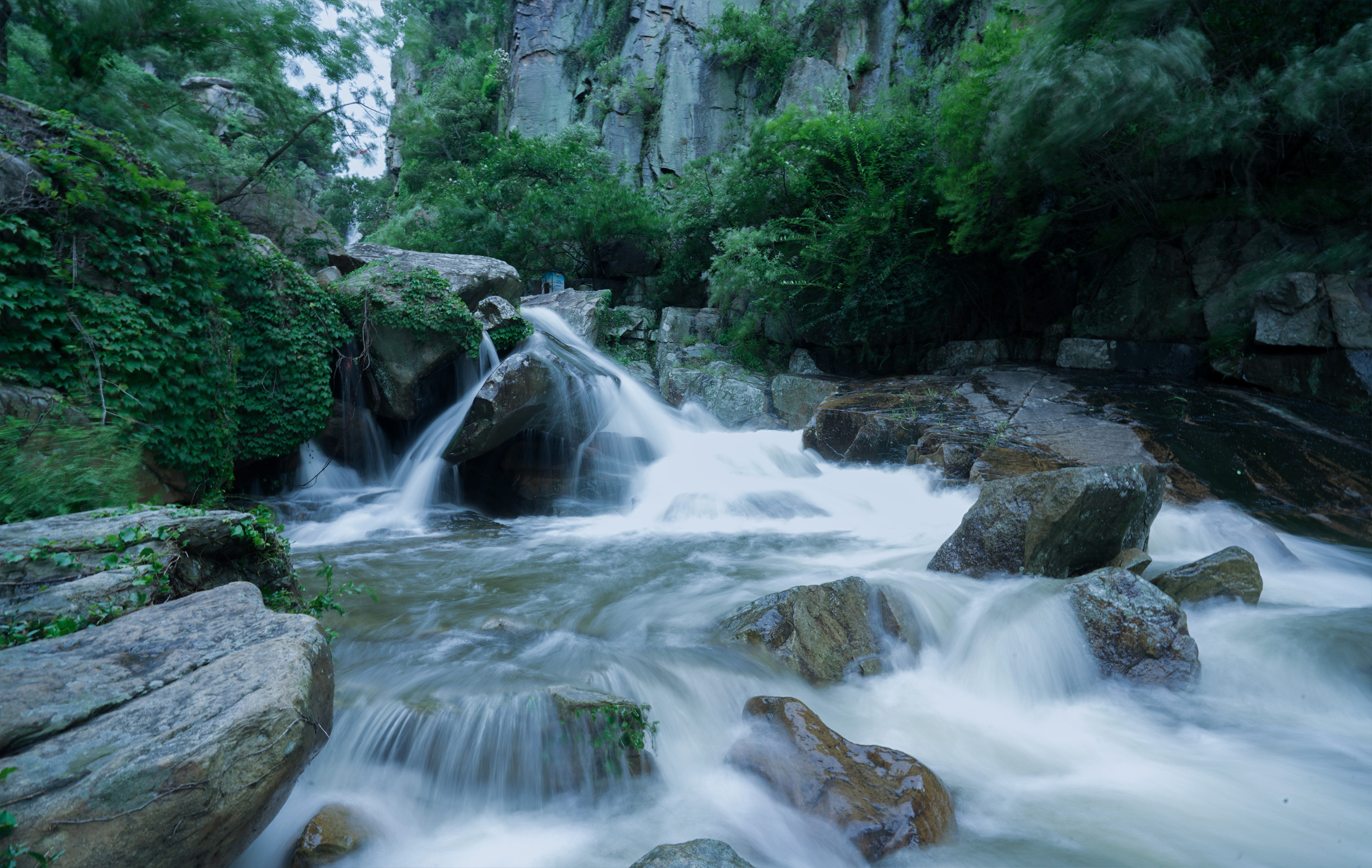 连云港渔湾景区：山光明媚落飞瀑 水色秀丽映三潭