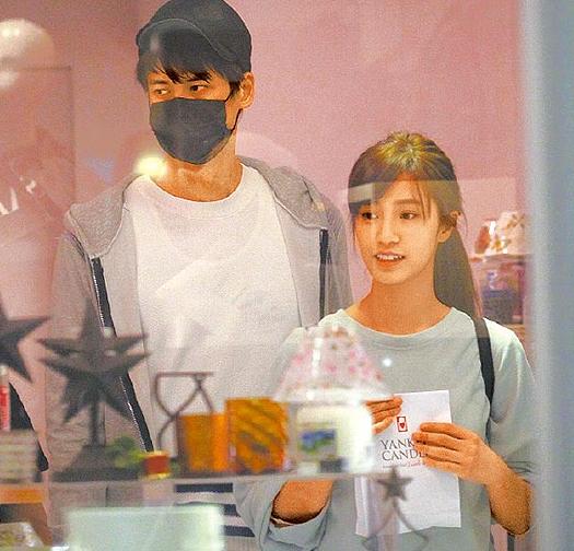 郭品超与学生妹甜蜜逛街 可她却不是女朋友…