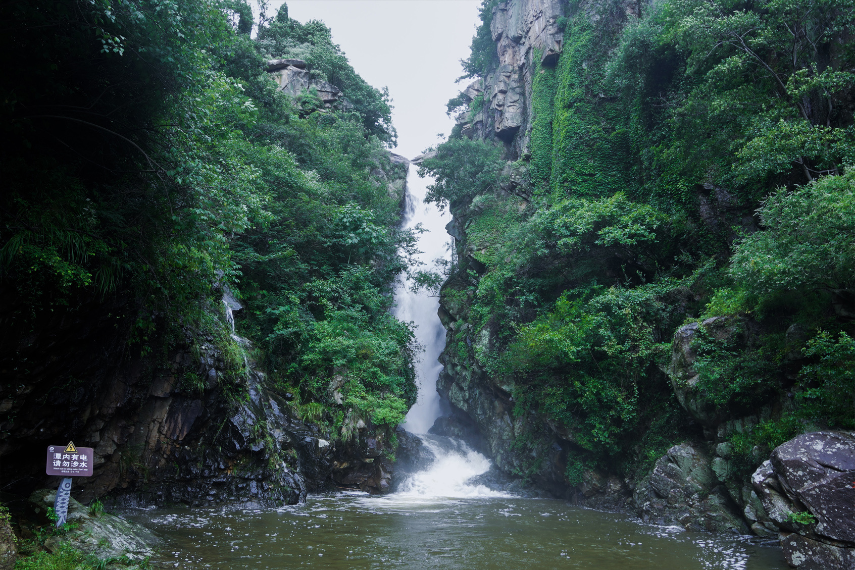 连云港渔湾景区：山光明媚落飞瀑 水色秀丽映三潭