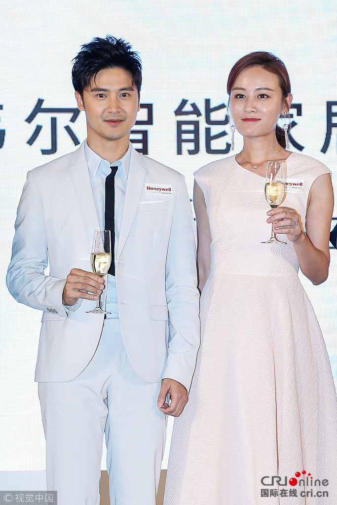 王子与公主!田亮叶一茜出席活动手握香槟恩爱满满