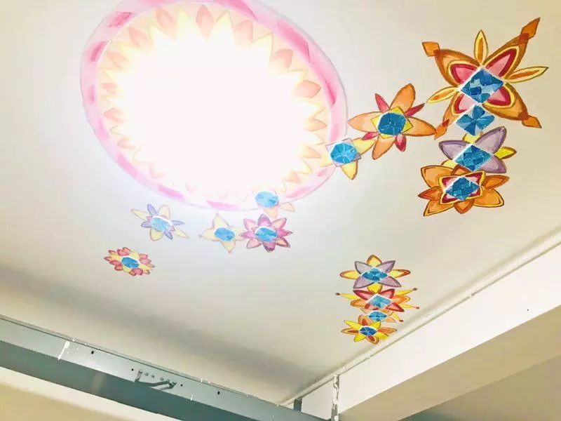 天花板上的图案是用剩下的颜料画的