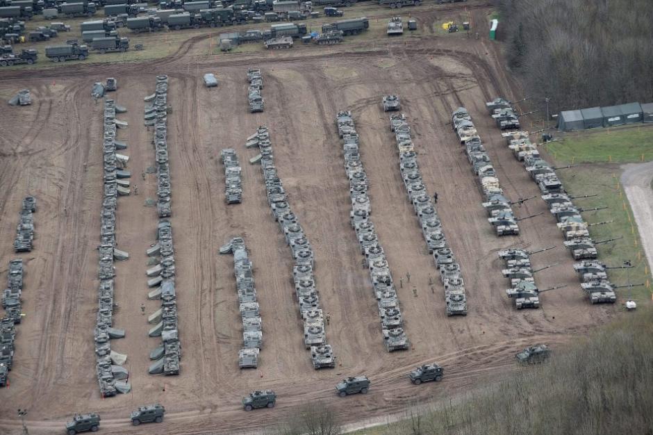 壮观!英军1200多辆战车集结备战演习 壮观!英军1200多辆战车集结备战演习