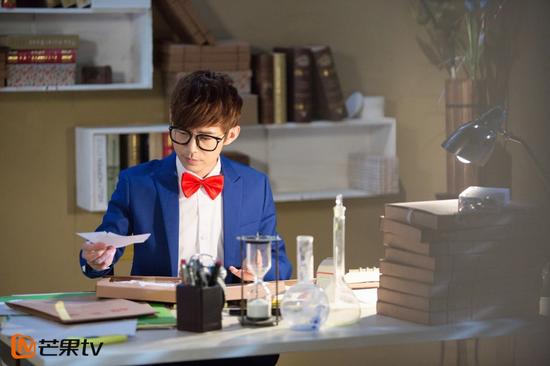 《明星大侦探》何炅帅气COS柯南显睿智