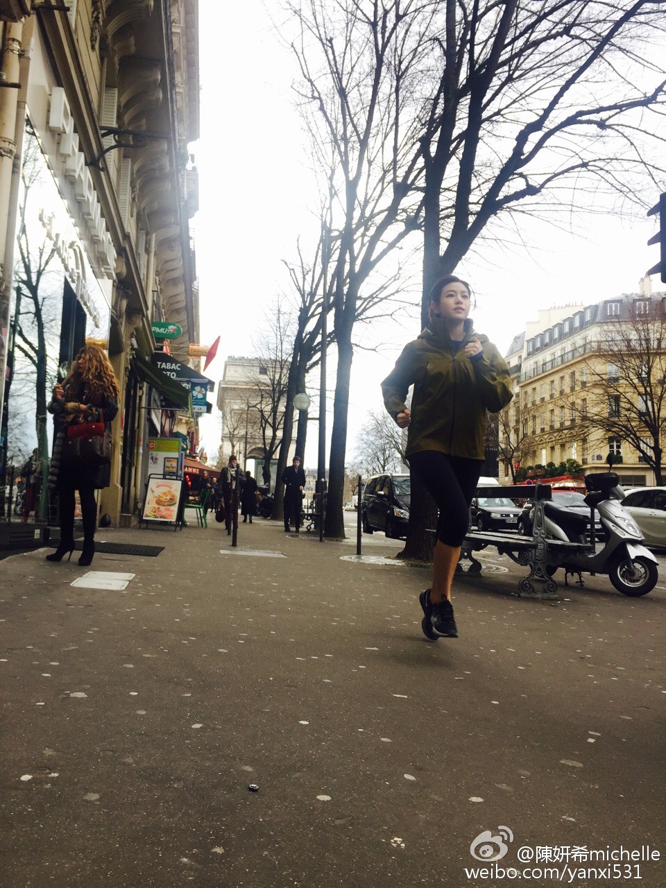 陈妍希巴黎看秀不忘晨跑 网友戏称:为减肥吧