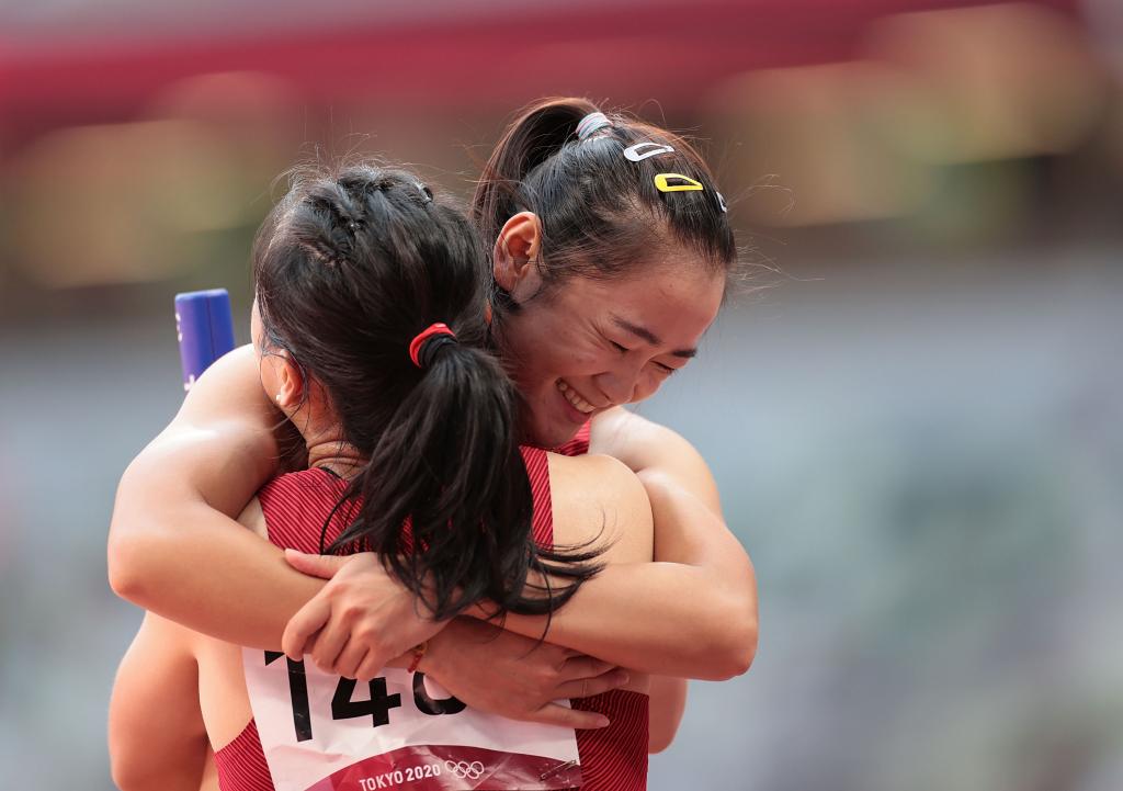 8月5日,中国队队员梁小静和韦永丽庆祝胜利.新华社记者李钢摄