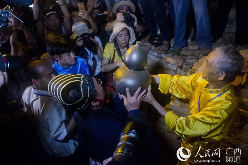 广西钦州举行千年古陶火祭大典 8000多件坭兴陶精品出窑