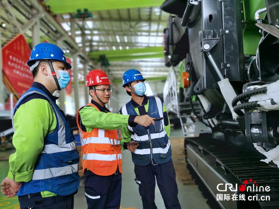 南宁在奔跑城市建设者移动破碎机生产者的五一生活组图