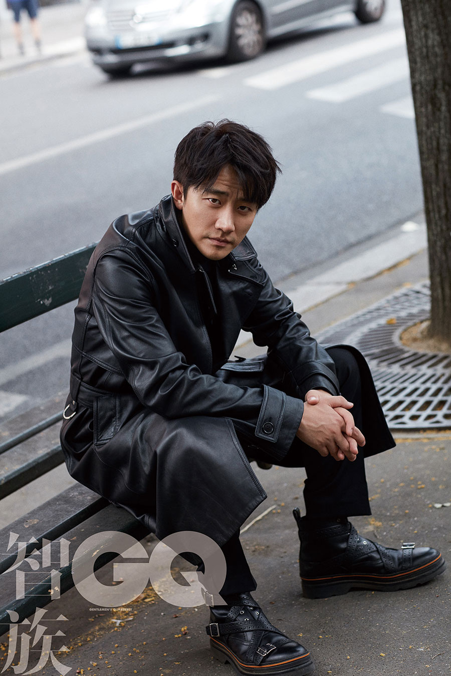 黄轩全新封面诠释孤独旅人 大玩眼神杀(图)