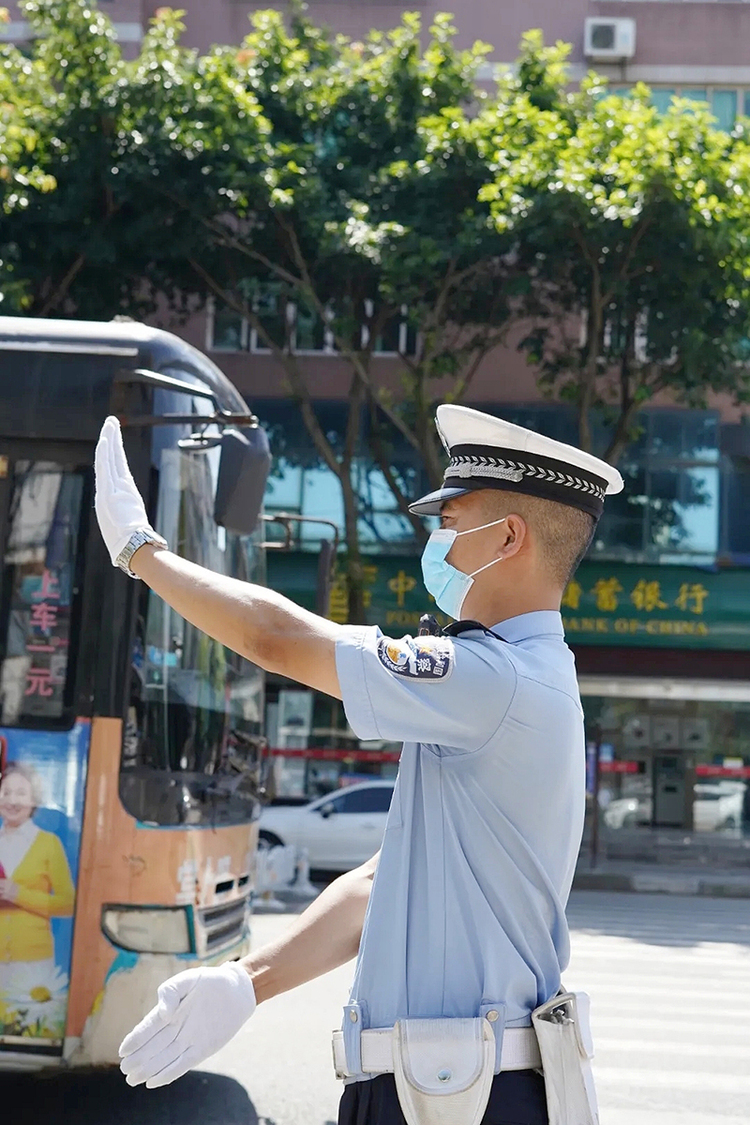 站高温不服暑致敬烈日下的眉山公安交警