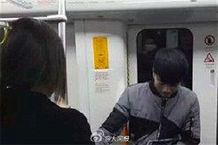 河北小伙为矫正口吃地铁车厢内演讲 获乘客掌声