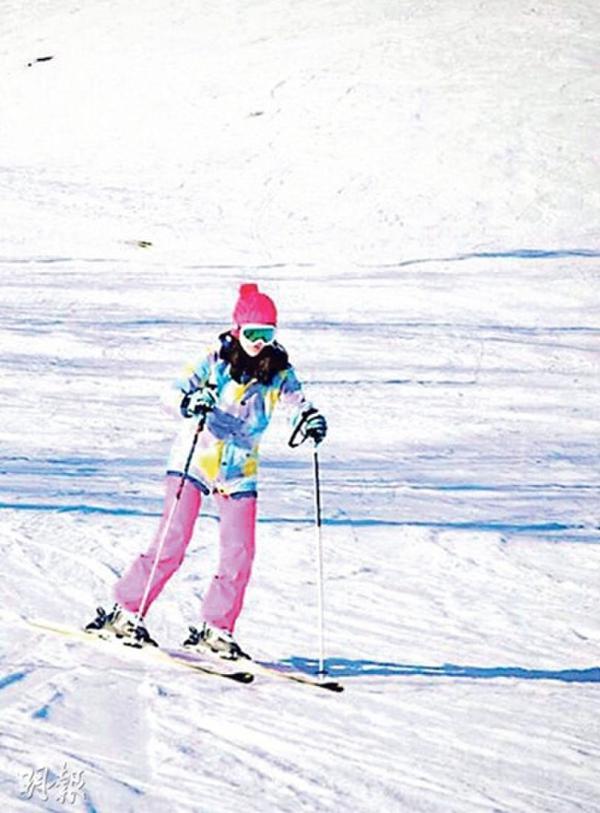 李嘉欣晒滑雪照疑破怀孕传闻 老公英姿获赞(图)