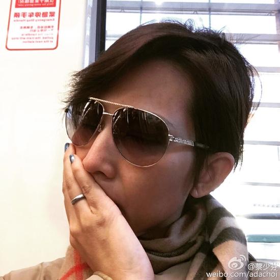蔡少芬清早戴墨鏡自拍 手捂嘴巴略顯疲憊