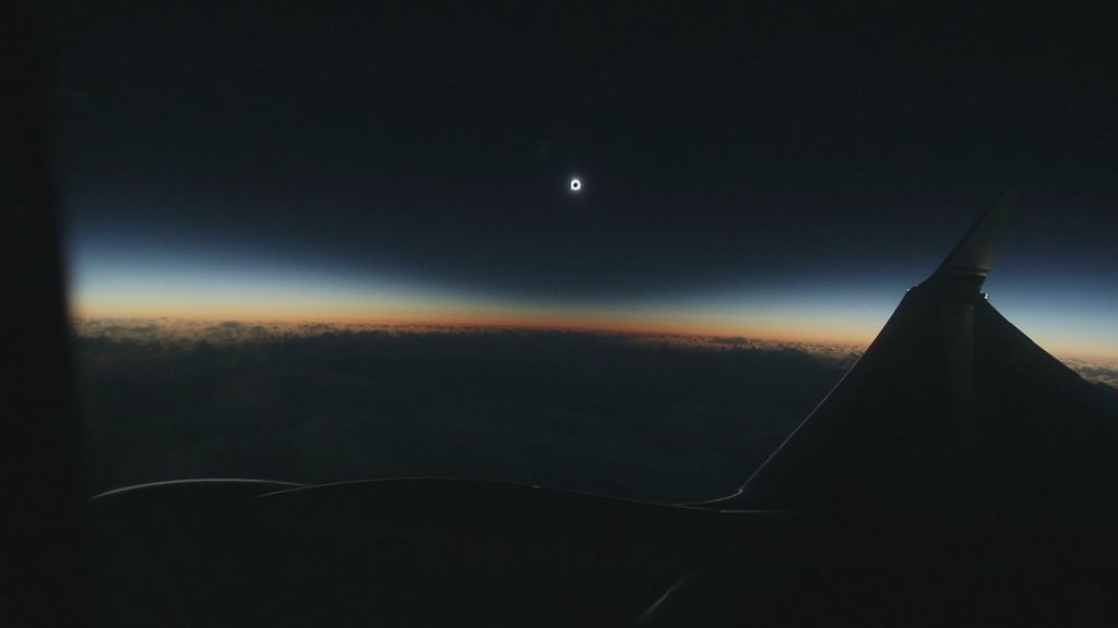 印尼现天象奇观   天文迷搭飞机高空看日全食（图）